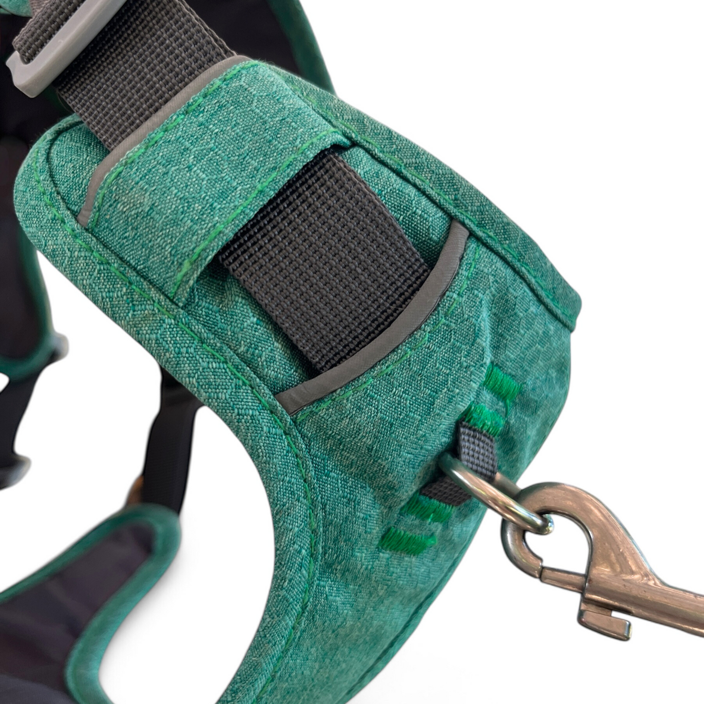 Gros plan sur l’attache poitrail du harnais Altitude, harnais anti-traction pour chien