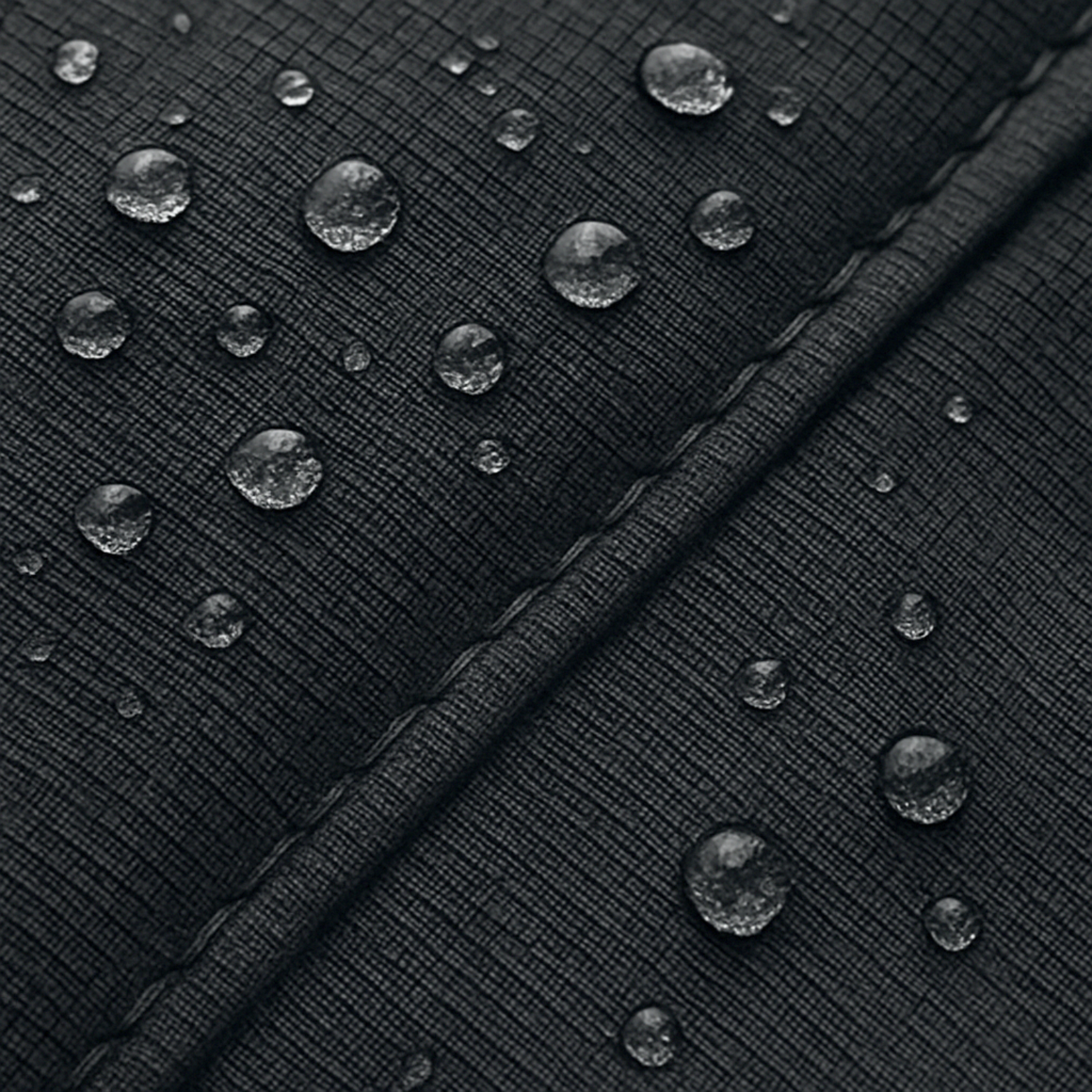 Gros plan sur le tissu déperlant du harnais Trekka noir OrkaDog