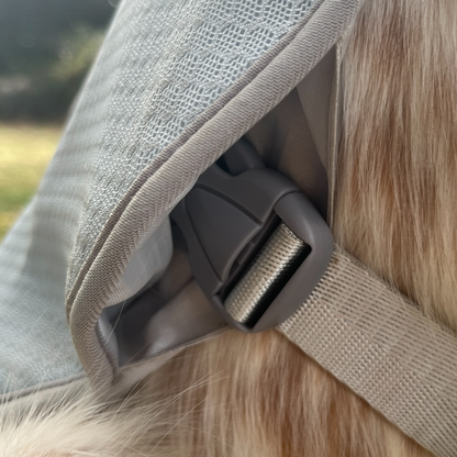 Vue frontale du gilet rafraîchissant OrkaDog, coupe ergonomique sans gêne pour le chien.