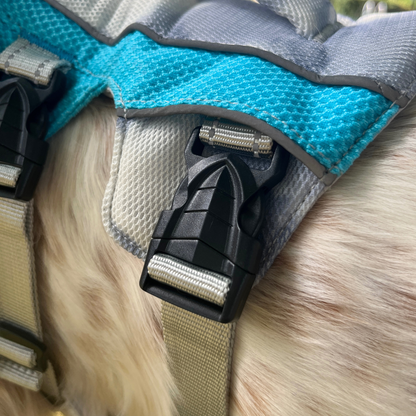 Zoom sur boucle sécurisée noire du harnais rafraîchissant 3 points OrkaDog