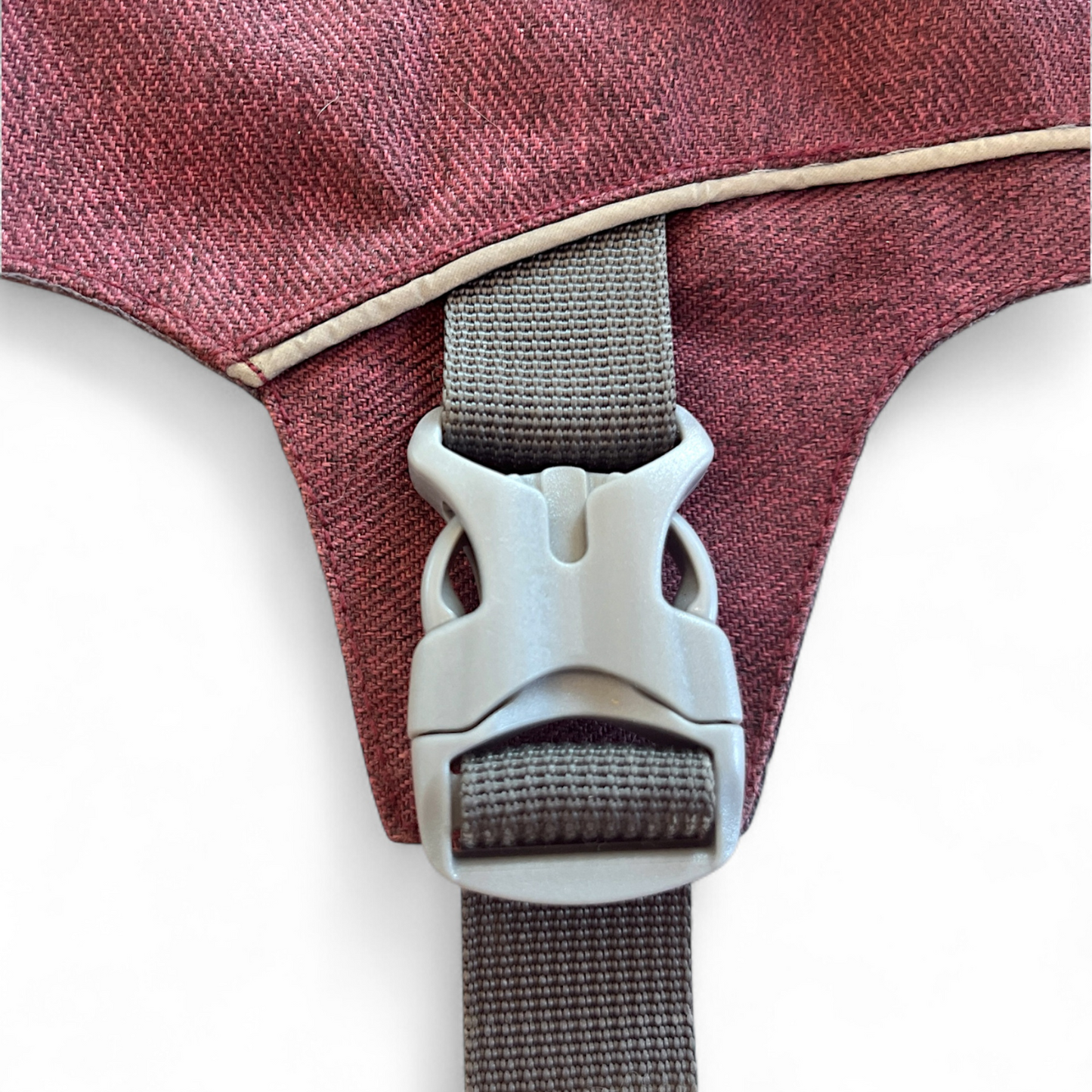 Boucle grise résistante du harnais Explorer OrkaDog assurant un ajustement sécurisé pour chien en randonnée