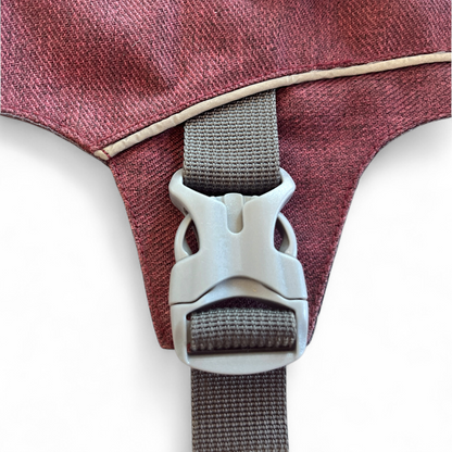 Boucle grise résistante du harnais Explorer OrkaDog assurant un ajustement sécurisé pour chien en randonnée