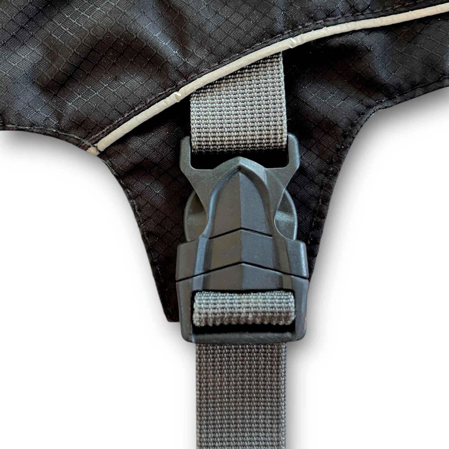 Zoom sur la boucle renforcée du harnais Trekka OrkaDog, pour un maintien sécurisé même en pleine action