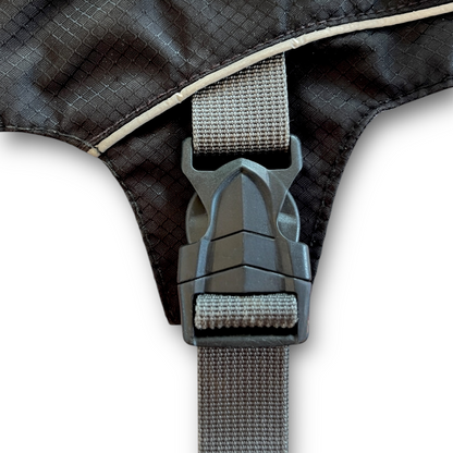 Zoom sur la boucle renforcée du harnais Trekka OrkaDog, pour un maintien sécurisé même en pleine action