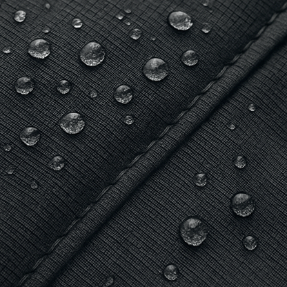 Gros plan sur le tissu déperlant du harnais Trekka noir OrkaDog