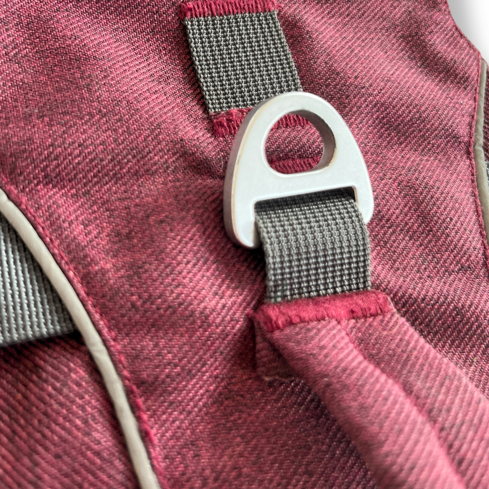 Zoom sur l’attache dorsale en métal du harnais Explorer OrkaDog, sécurité renforcée