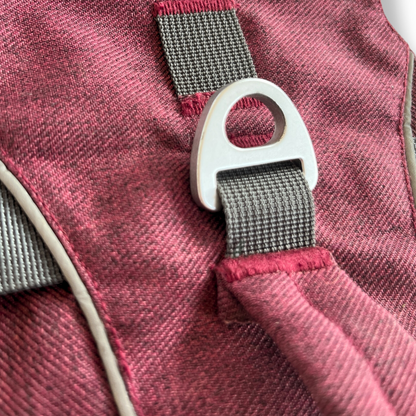 Zoom sur l’attache dorsale en métal du harnais Explorer OrkaDog, sécurité renforcée