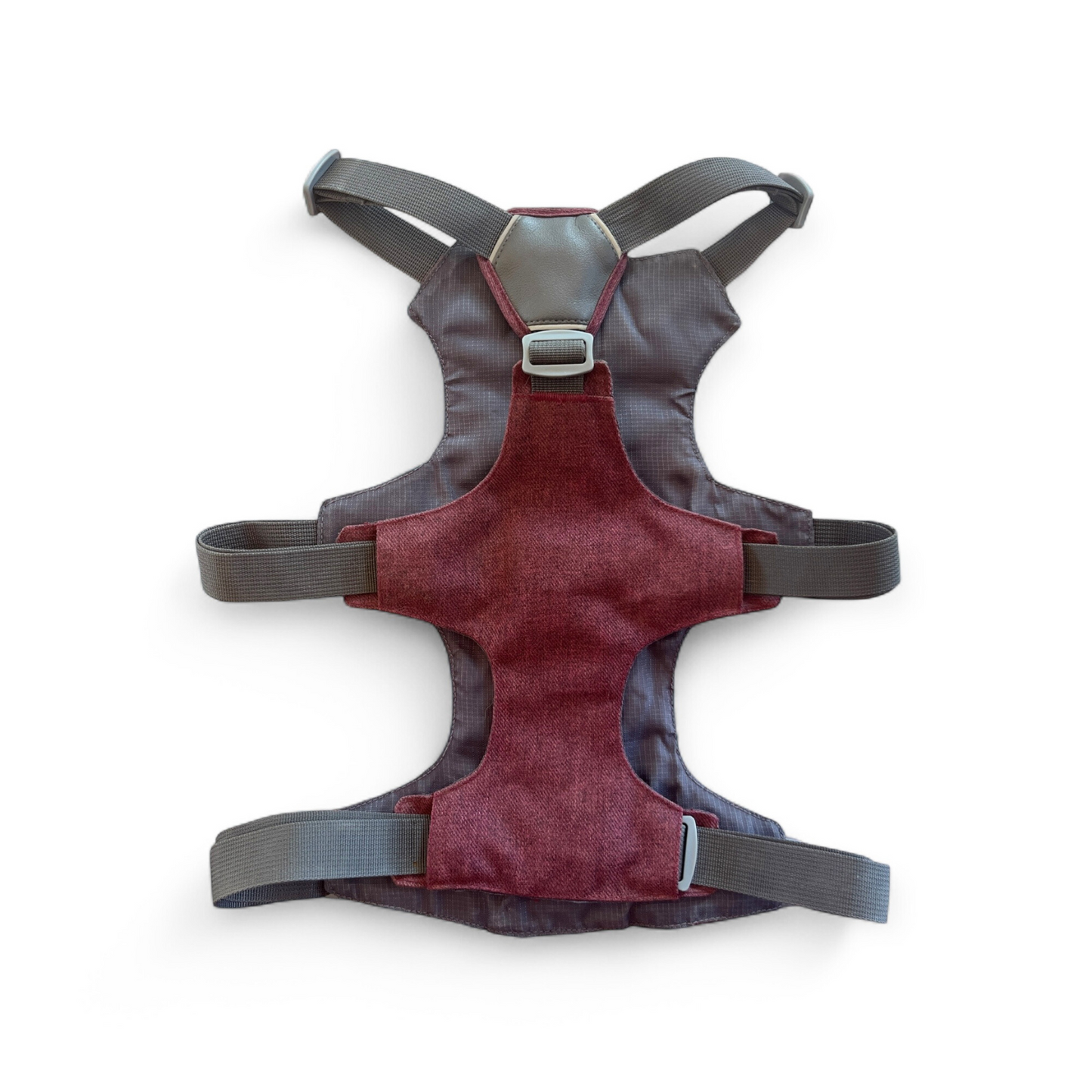 Face ventrale du harnais Explorer OrkaDog, maintien et ajustement 3 points